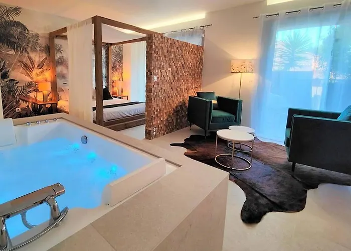 Jm - Le Temps D'une Escale Hyères